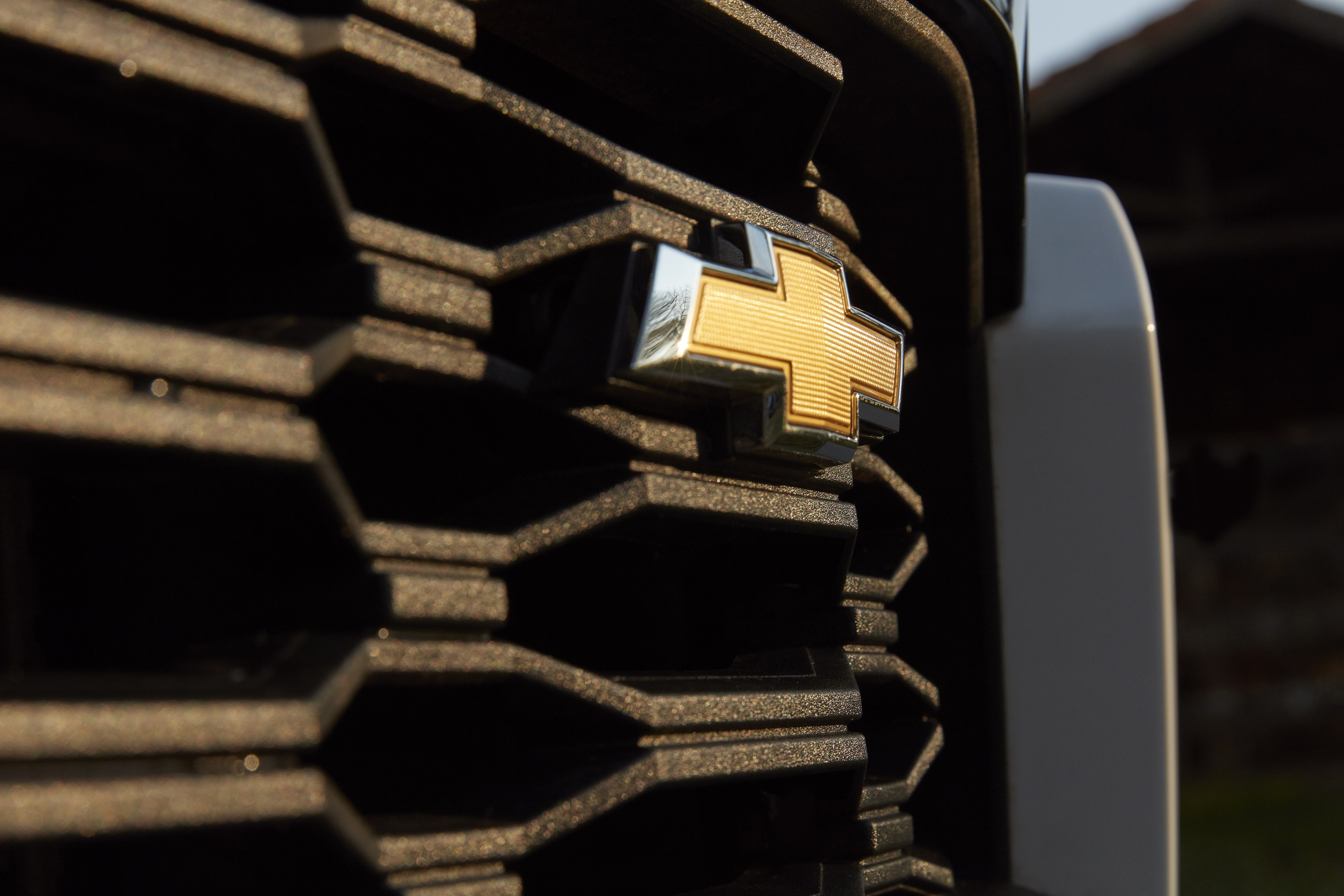 Imagem do logo da Chevrolet em destaque, na grade frontal da Nova S10